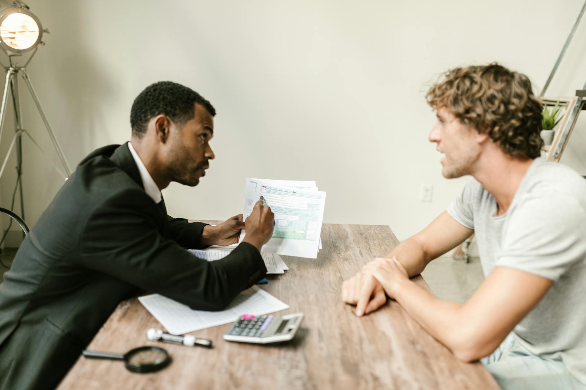 Consultor financeiro especializado em consorcio de embarcacoes atendendo cliente