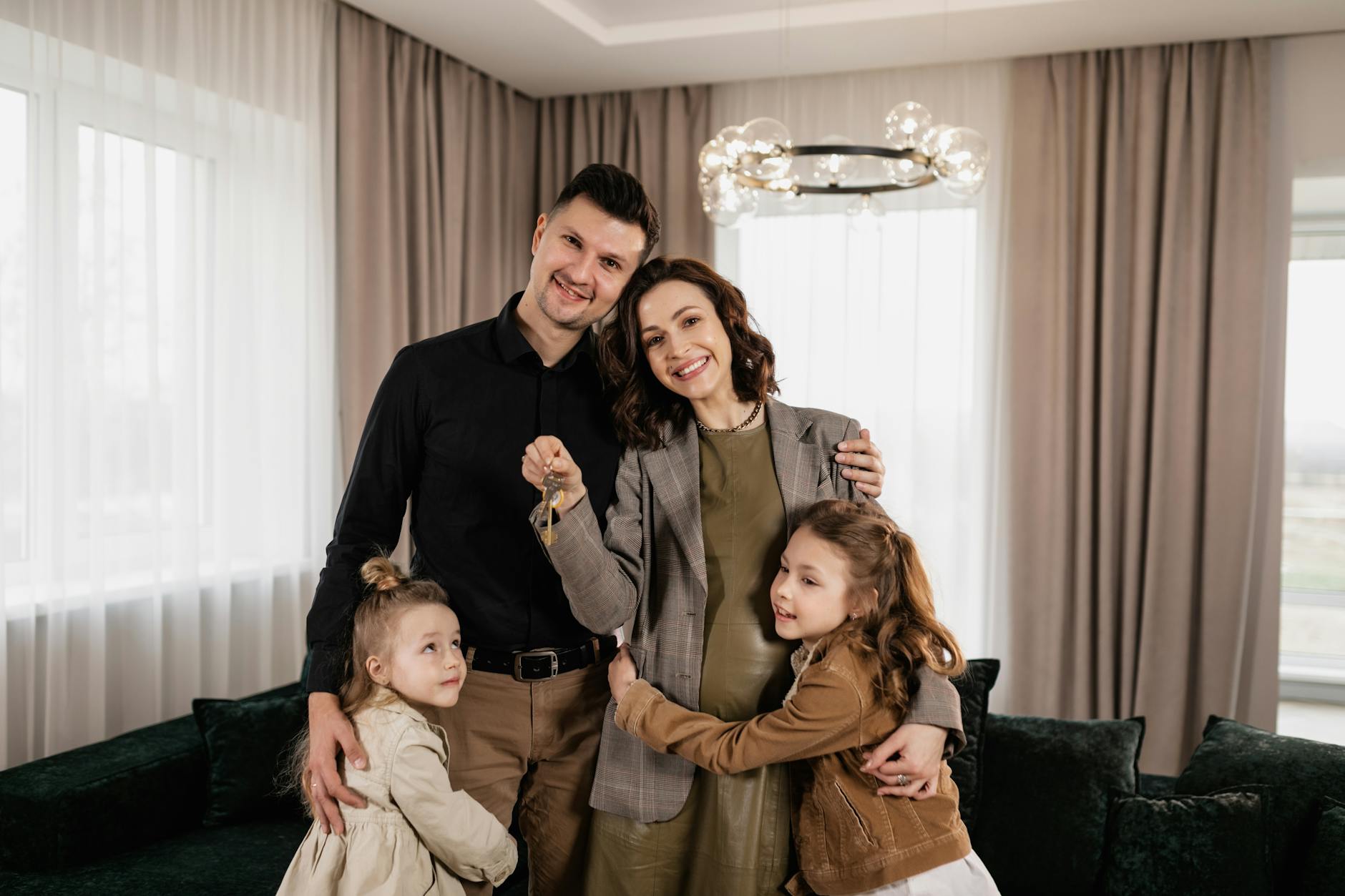 Familia feliz com chaves do imovel novo adquirido por consorcio