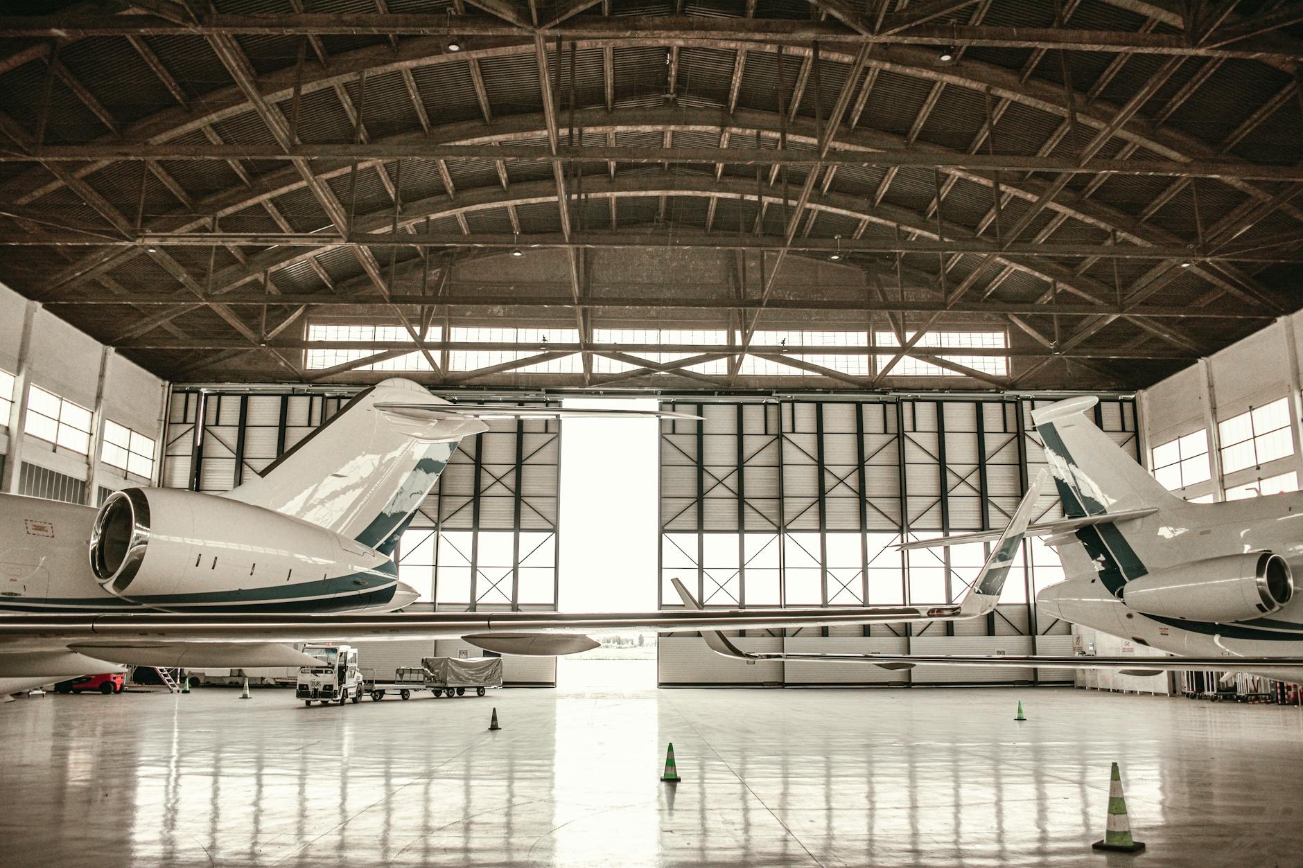 Hangar de aeronaves com aviao executivo estacionado