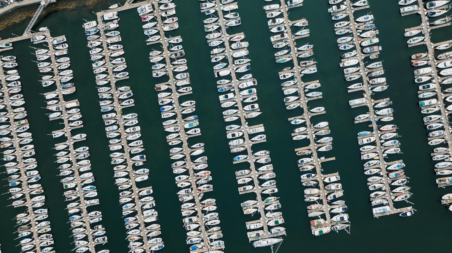 Marina com lanchas e embarcacoes de recreio atracadas representando consorcio nautico